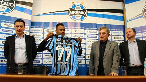 Fernandinho apresentado no Grêmio