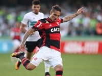 Com gol de Guerrero, Flamengo vence Coritiba e cola no G4