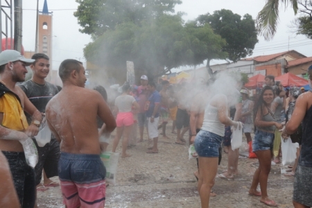 Apesar de proibidos, paredão e mela-mela são atrações em Paracuru