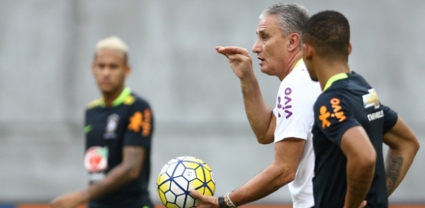 Tite diz que Neymar &quot;preferia falta ao gol&quot; em 2012 e destaca crescimento