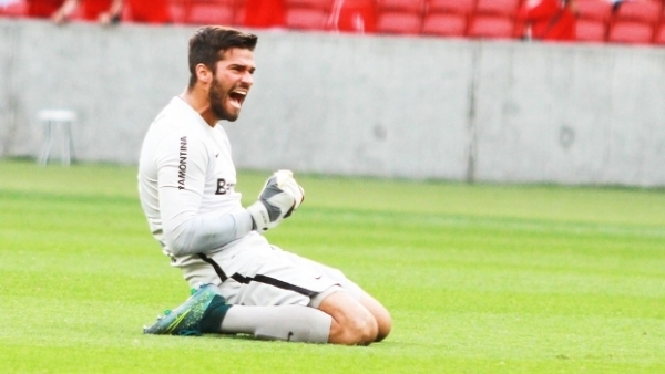 Alisson admite propostas de Roma e Juventus, mas diz que inicia 2016 no Internacional