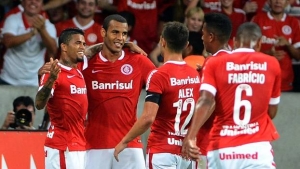 Jogadores aprovam atuação do Internacional com três zagueiros