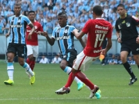 Grêmio e Inter travam Gre-Nal quente, com direito a briga, mas ficam no 0 a 0