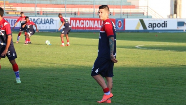 Com segredo e sem desfalques, Leão faz último treino antes de embarque