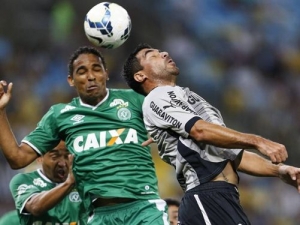 Em jogo de golaços, Chapecoense vence e derruba Botafogo para degola