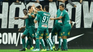 Por luta contra o rebaixamento, Goiás e Coritiba fazem jogo do ano