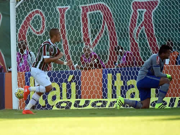 Flu voa no primeiro tempo e empurra o Cruzeiro para a zona de degola: 2 a 0