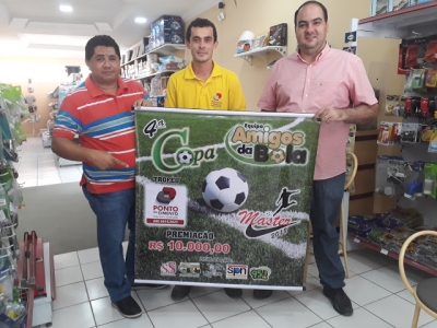 Direção da 4ª Copa Amigos da Bola de Futebol Master entrega banner do patrocinador principal