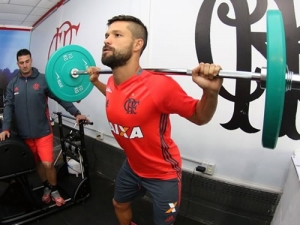 Diego passa por avaliação física em primeiro dia de treino no Flamengo