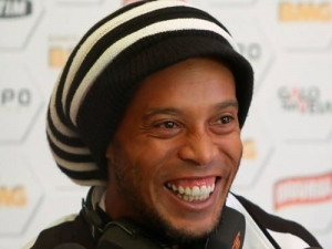 Ronaldinho Gaúcho tem propostas de três clubes, diz irmão-empresário